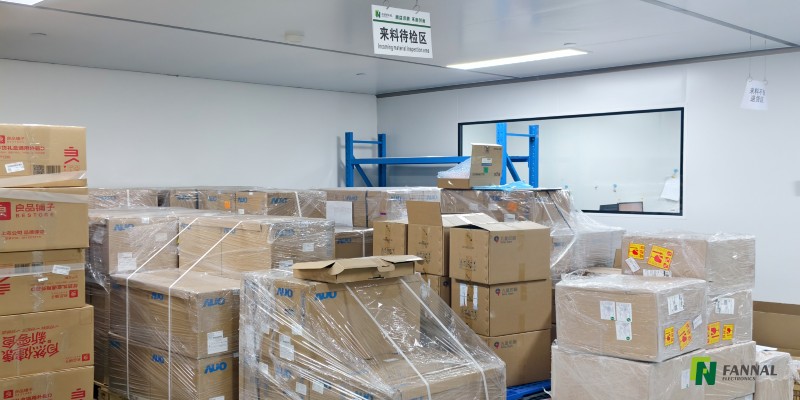 産業用 LCD パネルが受入品質検査のために FANNAL の倉庫に到着しました。jpg